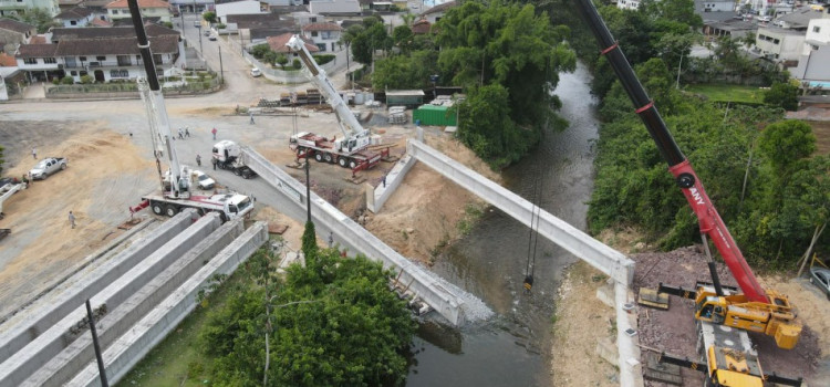 Operação de lançamento das vigas da Ponte da Rua Anchieta continua