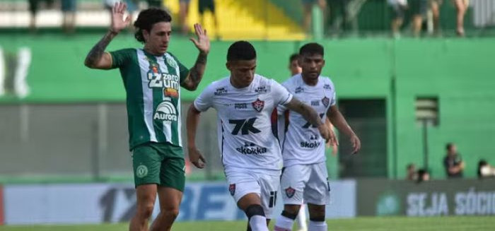 Chapecoense sofre empate do Vitória nos acréscimos e segue no Z4