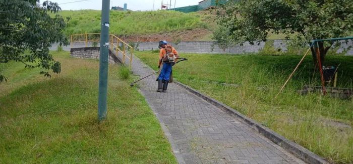 Prefeitura limpa praça na Itoupava Norte após pedidos de moradores