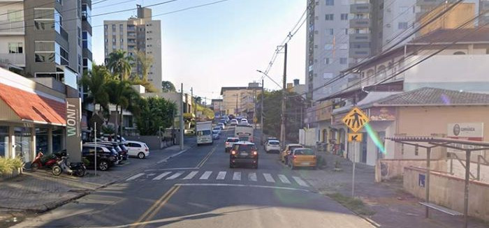 Rede rompida afeta trânsito e água na Rua Benjamin Constant