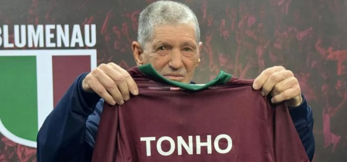 BEC recebe visita emocionante de torcedor símbolo e entrega camisa