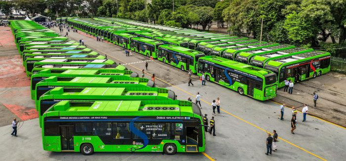 Brasil acelera transição e dobra emplacamentos de ônibus elétricos