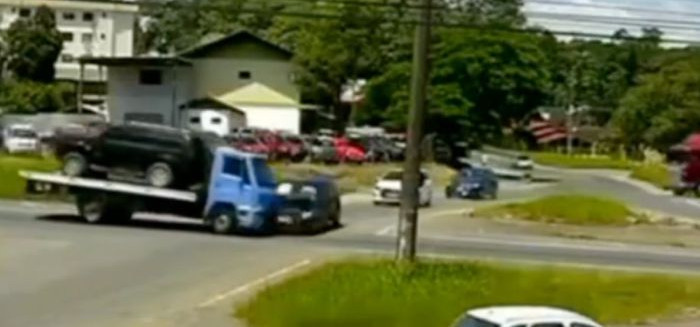 Carro cai de guincho após forte batida na BR-470 em Blumenau