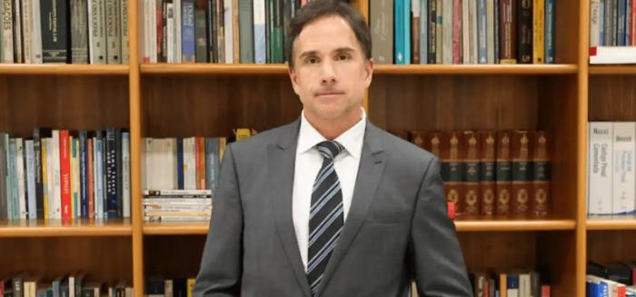 TRF-4 determina perda de cargo de juiz investigado por furto de champanhe