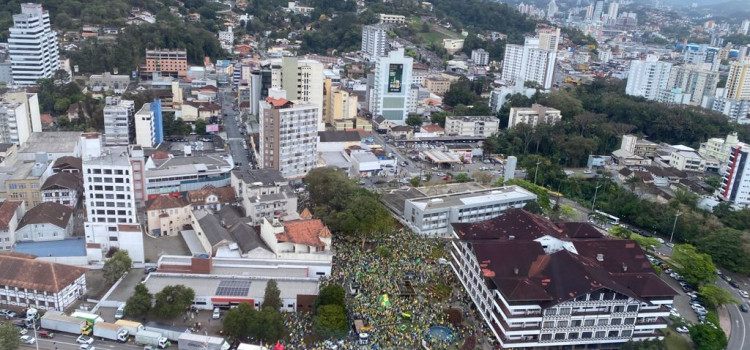 Bolsonaro leva mais de meio milhão de pessoas às ruas