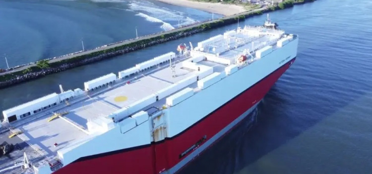 Porto de Itajaí recebe primeiro navio gigante com carros de luxo de 2026