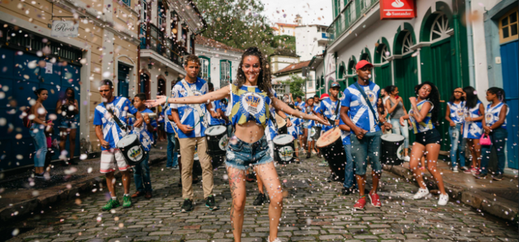 Carnaval de 2025 deve garantir R$ 12 bilhões em faturamento