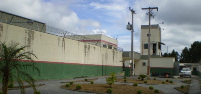 Juiz de Blumenau desconta 1 ano de pena de presos por superlotação em SC