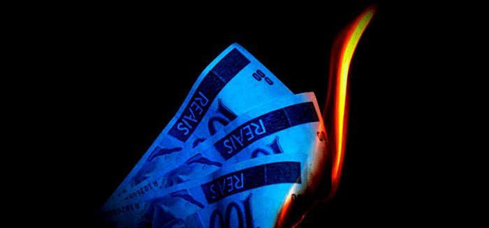 Dívida das famílias faz governo cortar projeção do PIB para 2%