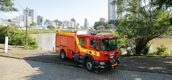 Caminhão de bombeiros inédito em SC chega a Blumenau
