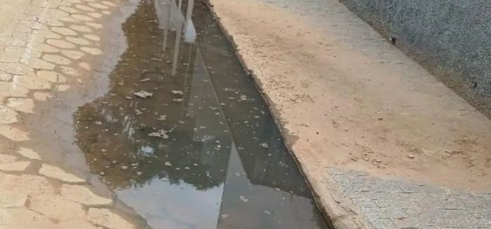 Moradores da Velha Central sofrem com esgoto a céu aberto e mau cheiro