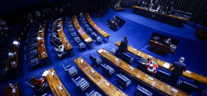 Fim dos supersalários segue parado no Senado