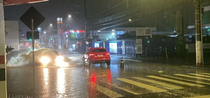Temporal na madrugada mobiliza Defesa Civil