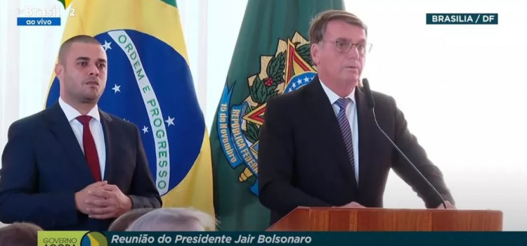 Bolsonaro critica urna eletrônica para embaixadores