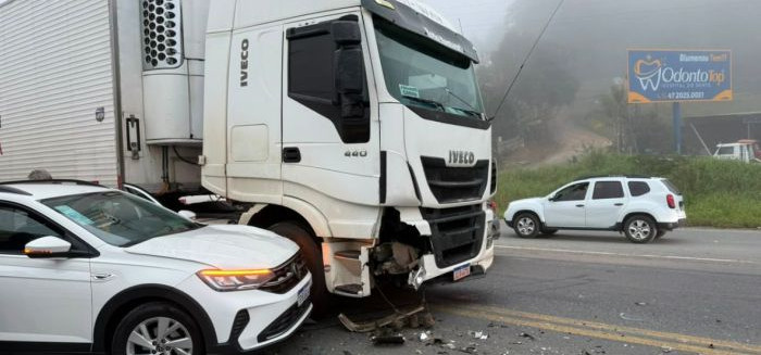 Batida entre carro e carreta complica o trânsito na BR-470