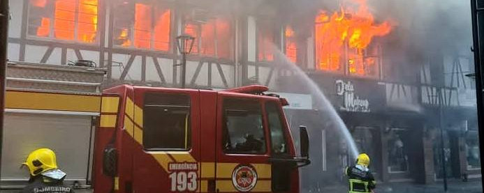 Incêndio destrói famoso prédio na XV