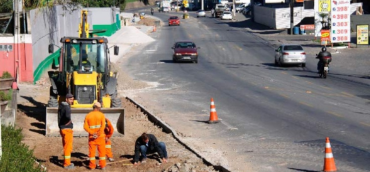 Obras na Rua Itajaí avançam com implantação das calçadas