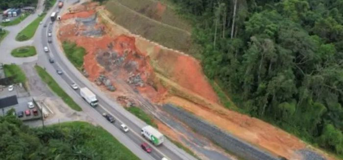 BR-470 terá bloqueio total de trânsito nesta terça