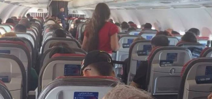 Pastora mirim é contida por comissários ao tentar pregar em voo rumo a SC