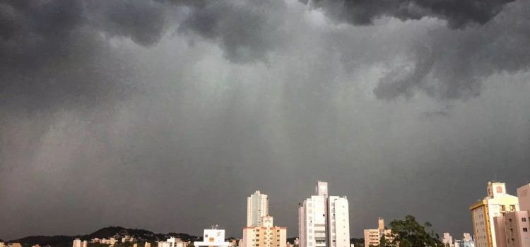 Risco de chuva forte em todas as Regiões do Brasil