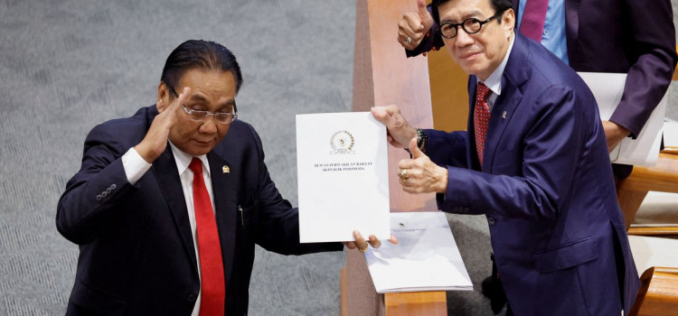Indonésia aprova lei que criminaliza sexo fora do casamento