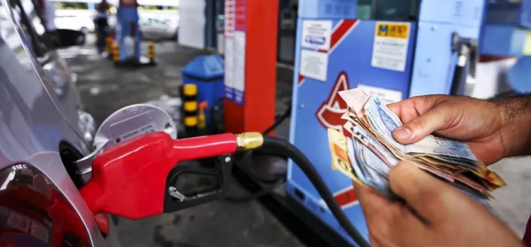 Queda nos combustíveis aumenta expectativa por deflação em julho