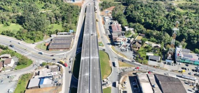 Trânsito na BR-470 tem sistema siga e pare até sexta