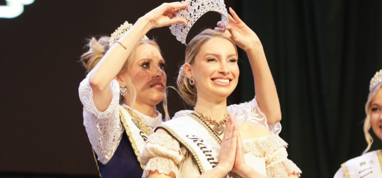 Gabrielle Cristine Kratz é eleita rainha da 40ª Oktoberfest