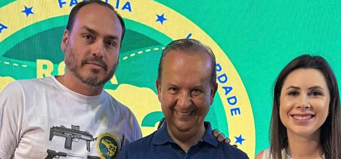 Carlos Bolsonaro ameaça romper com Jorginho Mello e buscar aliança com o PSD