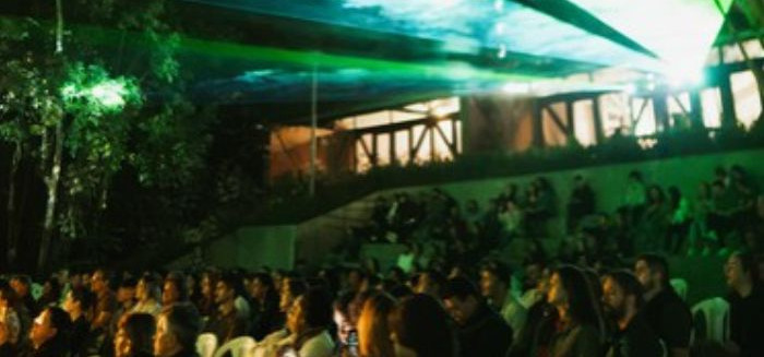 Festival de luzes e som reúne cerca de 1 mil pessoas na Praça das Rosas