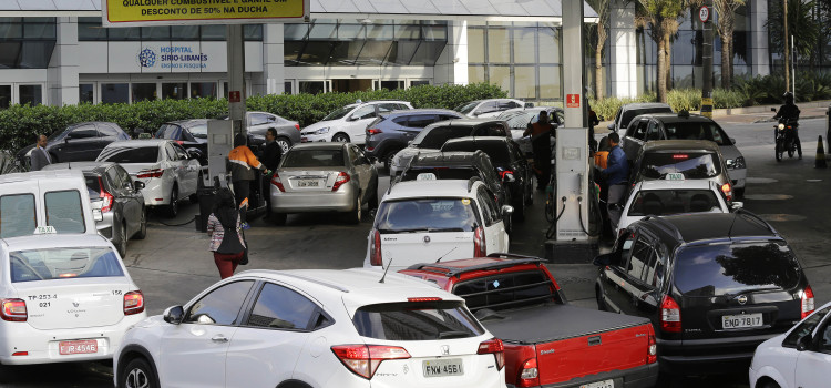 Com a pressão, deputados tentam controlar preço da gasolina