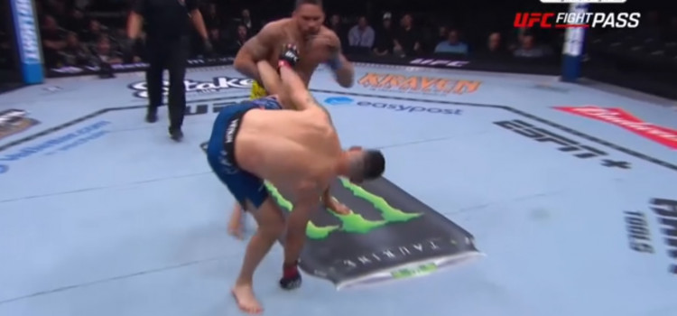 Chris Weidman é nocauteado no UFC 310