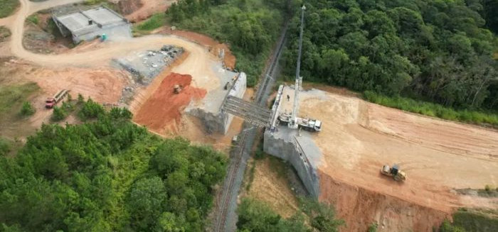 Novo viaduto em SC avança sobre ferrovia em obra estratégica de mobilidade