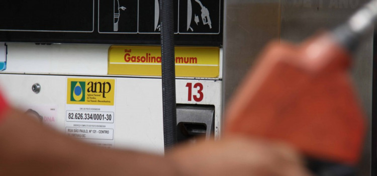 Gasolina fecha o ano com alta de 46,7% em comparação a 2020