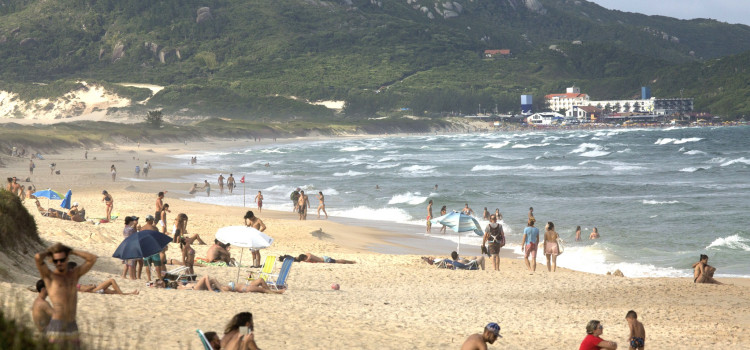 Pesquisa traça perfil do viajante que utiliza via aérea para visitar SC