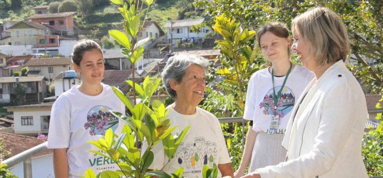 Faema realiza sonho de poetiza e artesã blumenauense