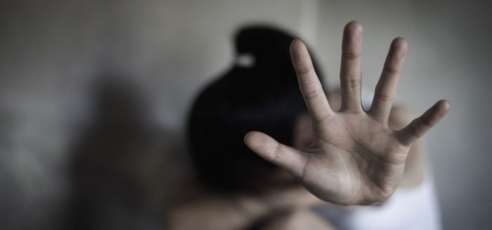 Homem é detido por ameaçar ex-esposa a caminho do trabalho