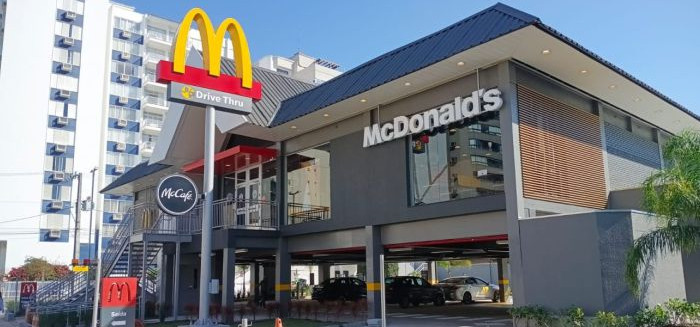 Novo McDonald's com traços germânicos abre as portas no Jardim Blumenau