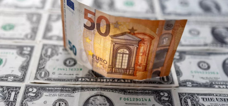 Euro volta a ser negociado abaixo de US$ 1