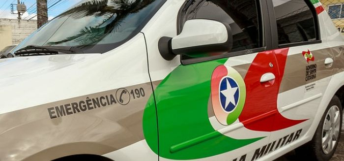 Mãe é levada à delegacia por abandono de crianças