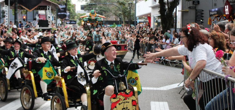 Novas atrações encantam o público no primeiro desfile da Oktober