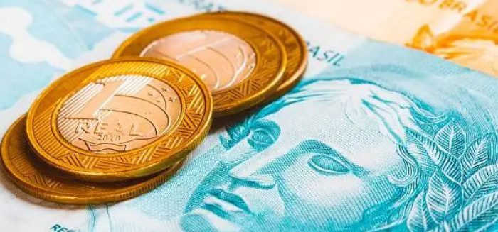 Câmbio alto e cenário eleitoral pressionam alta dos juros futuros