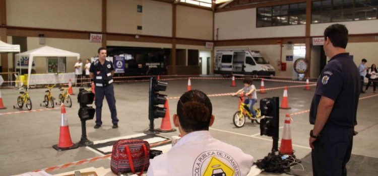 Pista educativa de trânsito é atração na Feira da Amizade