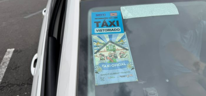 Oktober: táxis ganham adesivo oficial no para-brisa