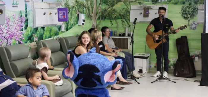 Marcos, da dupla com Belutti, faz show em hospital de Blumenau
