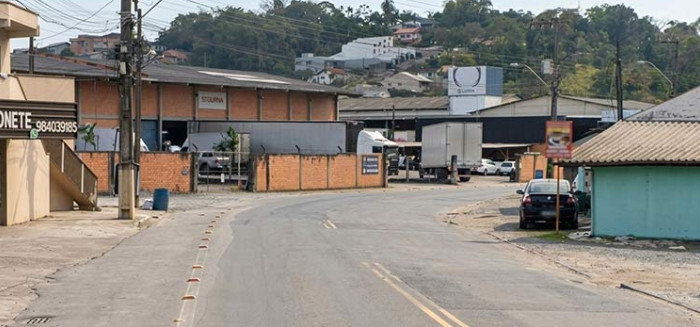 Rua Gustavo Henschel terá sentido único para avanço de obras