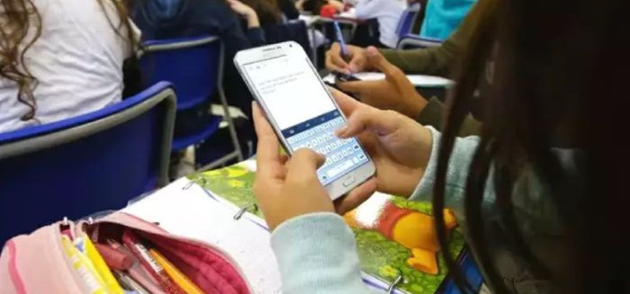 Alesc aprova projeto que regulamenta uso de celulares nas escolas
