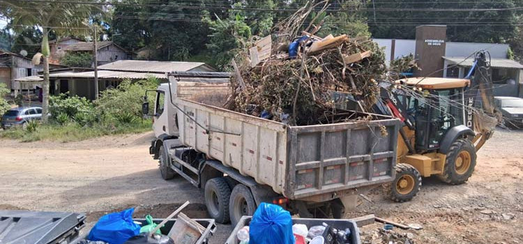Samae retira 38 toneladas de lixo irregular em bairros de Blumenau