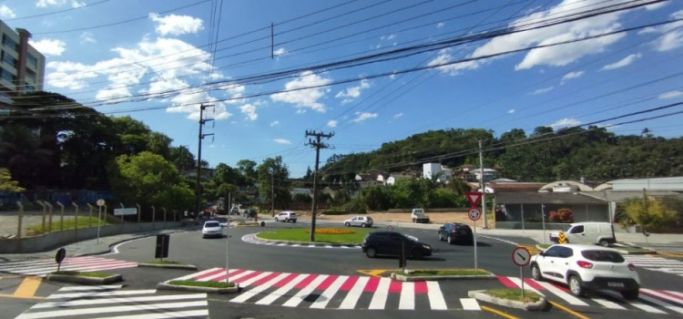 Prefeitura realiza sinalização em rotatória da Rua Bahia