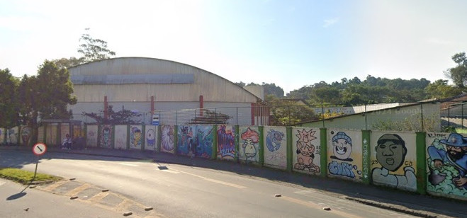 Adolescente dá garrafada em outro perto da escola